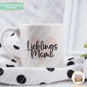 K&ouml;nnte beinhalten: Wei&szlig;e Keramiktasse mit einem rosa Herzen und dem Text "Lieblings Mama" in schwarzen Buchstaben.