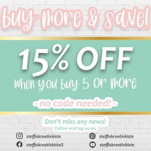 Pu&ograve; includere: Una grafica verde acqua e bianca con il testo "buy more & save!" in rosa. Il testo "15% OFF" &egrave; in bianco con uno sfondo verde acqua. Il testo "when you buy 5 or more" &egrave; in bianco. Il testo "no code needed!" &egrave; in rosa con uno sfondo verde acqua. La grafica include anche icone di social media e nomi utente per Instagram, Facebook, Pinterest e YouTube.