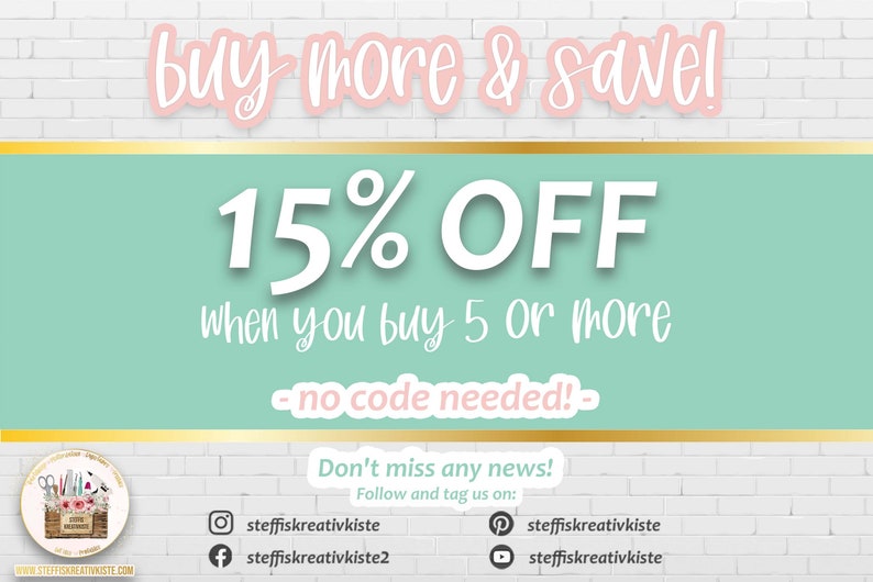 Pu&ograve; includere: Una grafica verde acqua e bianca con il testo "buy more & save!" in rosa. Il testo "15% OFF" &egrave; in bianco con uno sfondo verde acqua. Il testo "when you buy 5 or more" &egrave; in bianco. Il testo "no code needed!" &egrave; in rosa con uno sfondo verde acqua. La grafica include anche icone di social media e nomi utente per Instagram, Facebook, Pinterest e YouTube.