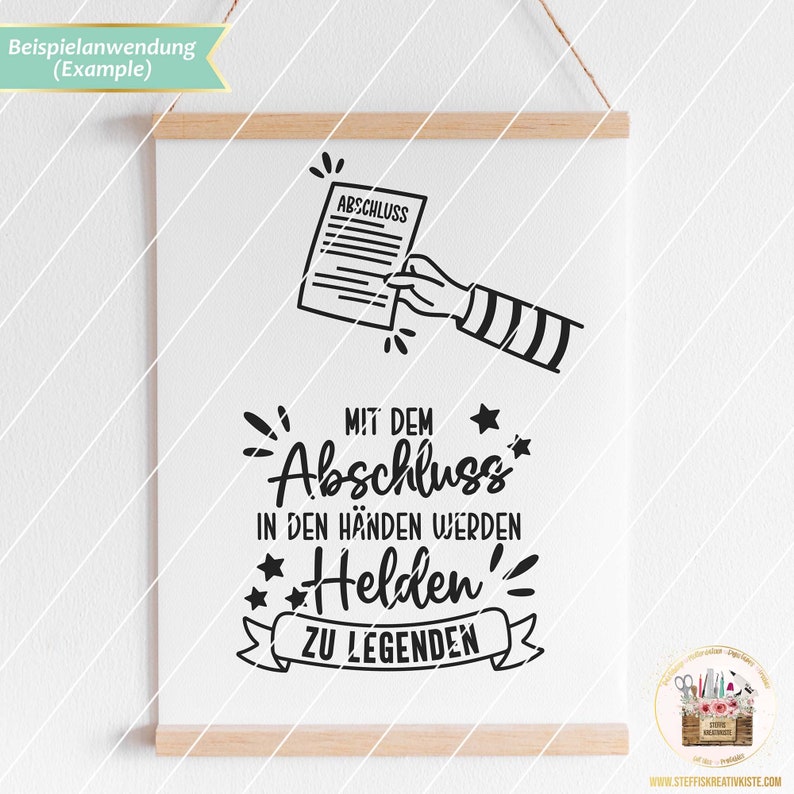 May include: Black and white graphic design with the text "MIT DEM Abschluss IN DEN H&Auml;NDEN WERDEN Helden ZU LEGENDEN". The graphic features a hand holding a document with the word "ABSCHLUSS" on it.