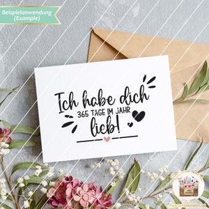 K&ouml;nnte beinhalten: Eine wei&szlig;e Karte mit schwarzem Text, der "Ich habe dich 365 Tage im Jahr lieb!" lautet, mit einem rosa Herz und zwei schwarzen Herzen.
