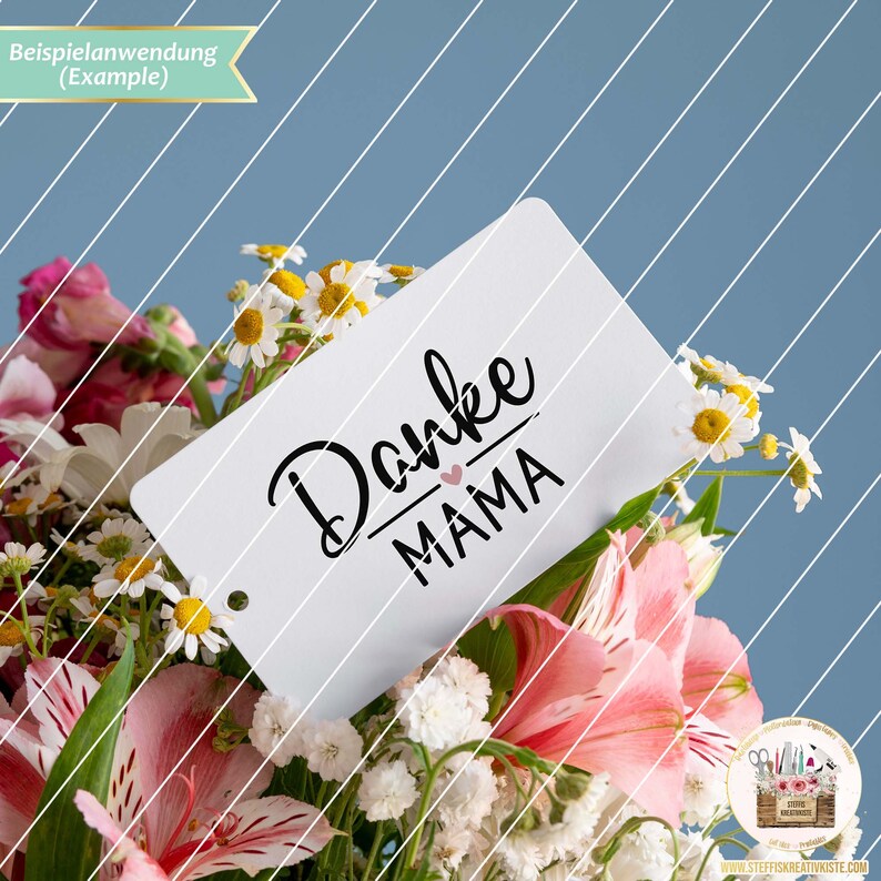 K&ouml;nnte beinhalten: Eine wei&szlig;e Karte mit schwarzem Text, auf der "Danke Mama" mit einem kleinen rosa Herzen &uuml;ber dem Wort "Mama" steht. Die Karte liegt auf einem Strau&szlig; rosa und wei&szlig;er Blumen.