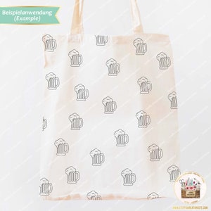 Pu&ograve; includere: Una borsa di tela bianca con un motivo ripetitivo in bianco e nero di boccali di birra. Il testo "Beispielanwendung (Example)" &egrave; nell'angolo in alto a sinistra dell'immagine.