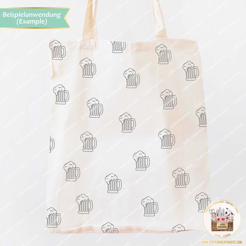 Pu&ograve; includere: Una borsa di tela bianca con un motivo ripetitivo in bianco e nero di boccali di birra. Il testo "Beispielanwendung (Example)" &egrave; nell'angolo in alto a sinistra dell'immagine.