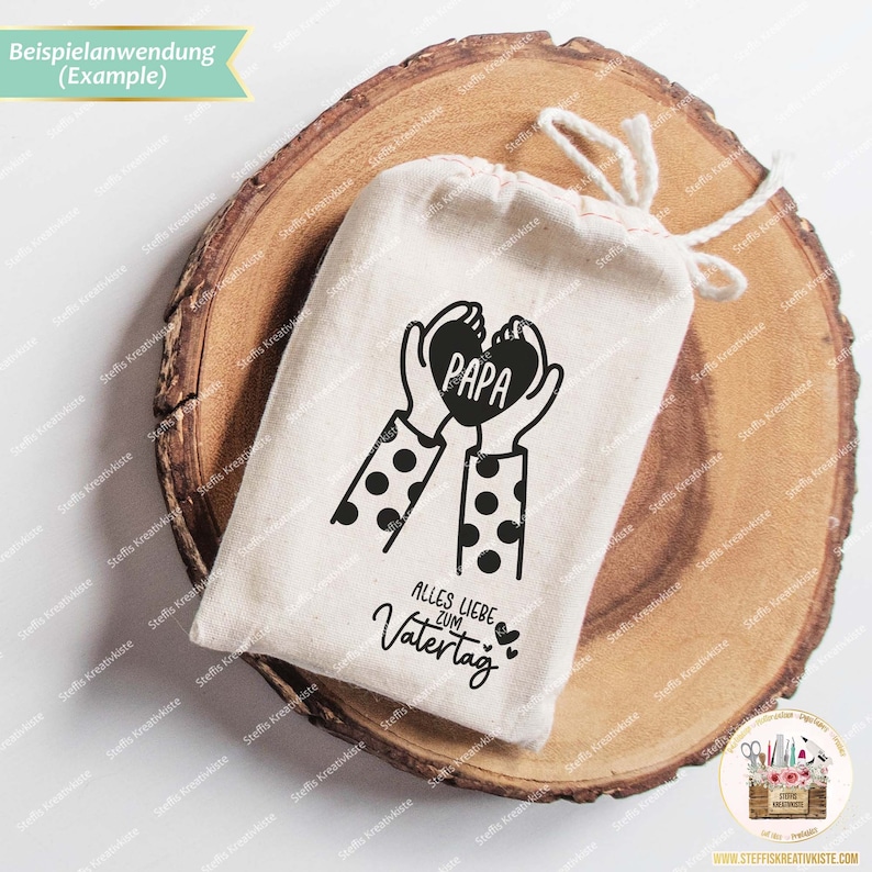 May include: A white fabric bag with a black and white illustration of two hands holding a heart with the word "PAPA" inside. The text "ALLES LIEBE ZUM VATERTAG" is printed below the illustration.