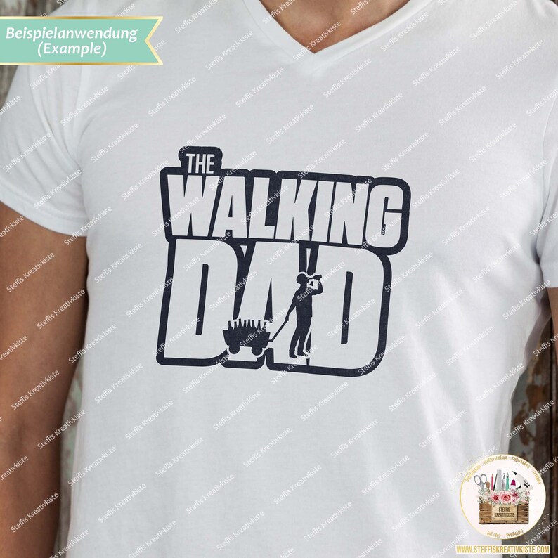 Op de afbeelding: Een wit T-shirt met een zwart grafisch ontwerp met de tekst "The Walking Dad" en een silhouet van een persoon die een kar vol bier duwt.
