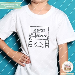 May include: A white t-shirt with a black and white illustration of a child holding a sign that says "AB SOFORT 5. Kl&auml;ssler".
