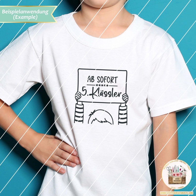 May include: A white t-shirt with a black and white illustration of a child holding a sign that says "AB SOFORT 5. Kl&auml;ssler".