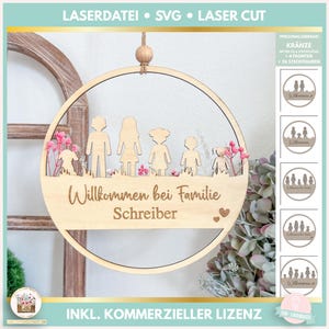 Könnte beinhalten: Weißer Keramikbecher mit schwarzem Henkel und dem Text "But First, Coffee" in schwarzer Schrift. Der Becher steht vor einem verschwommenen Hintergrund, der eine gemütliche Umgebung andeutet.