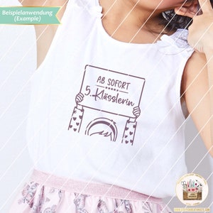 May include: A white sleeveless shirt with a graphic of a person holding a sign that says "AB SOFORT 5. KLASSSLERIN".