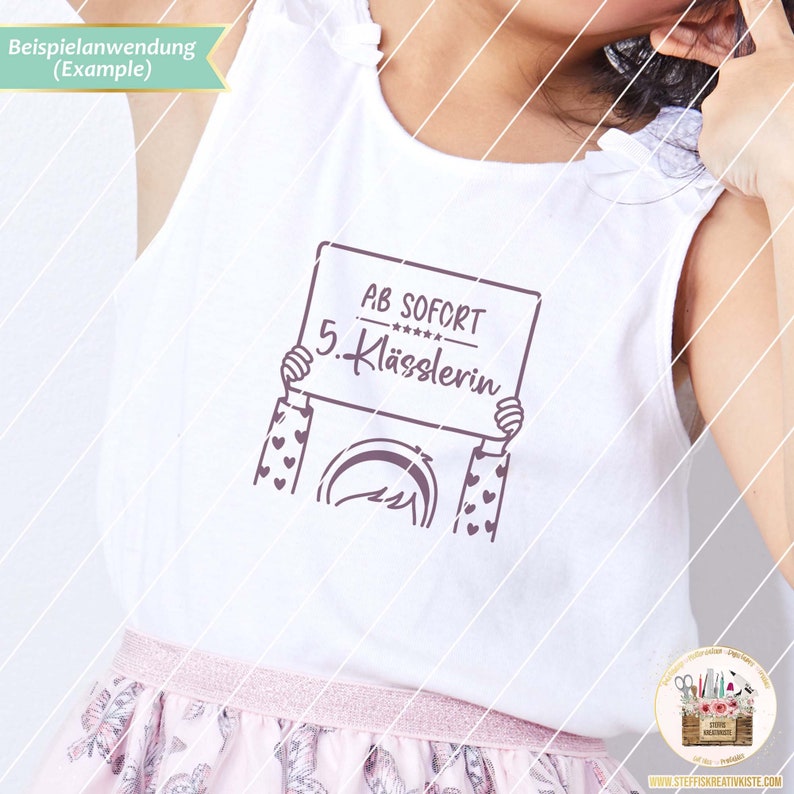May include: A white sleeveless shirt with a graphic of a person holding a sign that says "AB SOFORT 5. KLASSSLERIN".