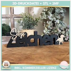 Puede incluir: Un letrero de madera negro con las palabras alemanas "Setze Zeichen" en una fuente estilizada. La palabra "Setze" es de un color más claro. Una pequeña silueta de perro está a la derecha. La imagen incluye el texto "DIGITALER ARTIKEL" y "INKL. KOMMERZIELLER LIZENZ".