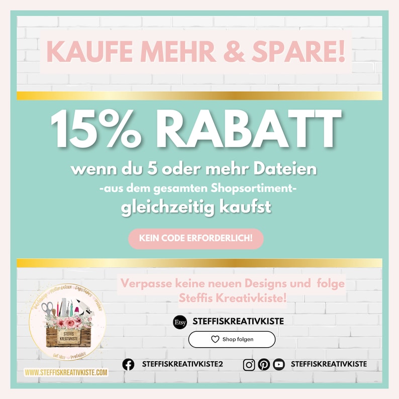 Pu&ograve; includere: Una grafica blu chiaro e bianca con un bordo rosa e accenti dorati. Il testo recita "KAUFE MEHR & SPARE!" e "15% RABATT" con il testo "wenn du 5 oder mehr Dateien -aus dem gesamten Shopsortiment- gleichzeitig kaufst KEIN CODE ERFORDERLICH!" sotto. La grafica include anche una piccola immagine di un cesto con materiali per l'artigianato e il testo "Steffis Kreativkiste" con link ai social media.