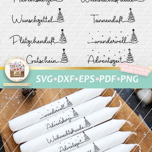 Może przedstawiać: Osiem białych świec z czarnym tekstem i małym wzorem choinki. Tekst na świecach brzmi: "Adventszauber", "Weihnachtslicht", "Weihnachtsgruh", "Lichterglanz", "Adventskerze", "Weihnachtsfreude", "Wunschzettel", "Tannenduft", "Pl&auml;tzchenduft", "wunderwoll", "Grutschein", "Adventszeit".