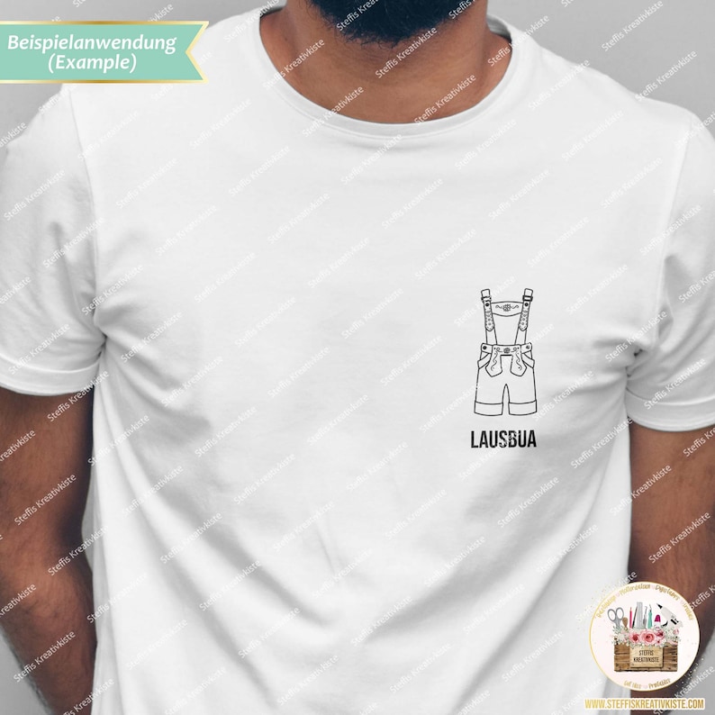 Pu&ograve; includere: Maglietta bianca con un disegno a linea nera di pantaloni di pelle e il testo "LAUSBUA" stampato sul davanti.