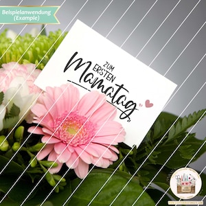K&ouml;nnte beinhalten: Eine wei&szlig;e Karte mit dem Text "Zum ersten Mama tag" und einem kleinen rosa Herz. Die Karte liegt in einem Strau&szlig; aus rosa und wei&szlig;en Blumen.