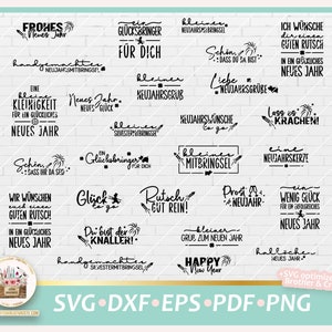 Puede incluir: Una colección de 15 archivos de corte SVG en blanco y negro para la víspera de Año Nuevo. Los diseños incluyen frases como "Feliz Año Nuevo", "Frohes Neues Jahr", "Glücksbringer für dich", "kleiner Mitbringsel", "Prost auf's neue Jahr", "ein wenig Glück für ein erfolgreiches neues Jahr", "Lass es krachen!" y "Rutsch gut rein!"