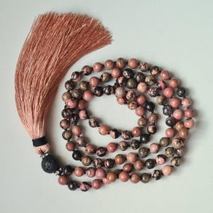 108 Mala Kette – 8 mm Rhodonit & Lava Perlen mit Quaste | Handgemachter Yoga Meditations-/Heilschmuck | Einzigartiges Geschenk für Frauen