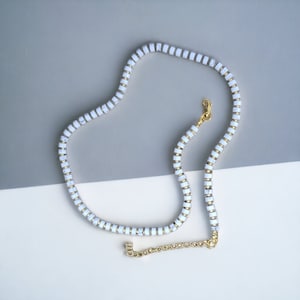 Gargantilla de turquesa blanca / Joyas de piedra natural con pequeñas cuentas / Collar minimalista de cuentas de semillas hecho a mano para mujer / Colgante corto