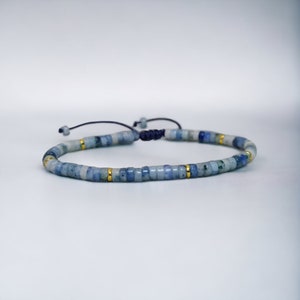 Pulseira delicada de jaspe Blue Line - Joia ajustável de ioga Boho, contas de pedra natural de 2 x 4 mm, pedras preciosas tibetanas, suporte de contas