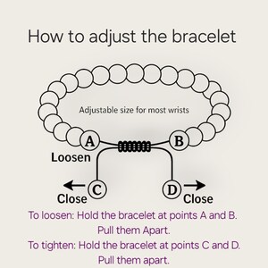 Puede incluir: Diagrama que muestra c&oacute;mo ajustar una pulsera con un nudo deslizante. La pulsera est&aacute; hecha de cuentas y tiene una cuerda con un nudo deslizante. El diagrama muestra c&oacute;mo aflojar o apretar la pulsera tirando de diferentes partes de la cuerda.