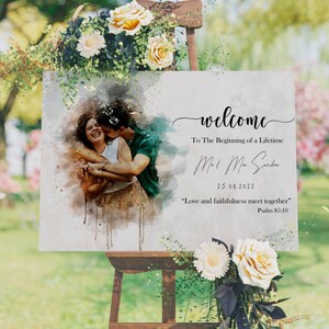 Pode incluir: Um sinal de boas-vindas de casamento em aquarela com uma foto de um casal se abra&ccedil;ando. O sinal diz "Bem-vindos ao in&iacute;cio de uma vida Mr. & Mrs. Saden 25.08.2022 "O amor e a fidelidade se encontram" Salmo 85:10"