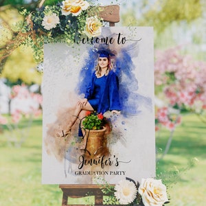 Pode incluir: Placa de boas-vindas &agrave; festa de gradua&ccedil;&atilde;o de Jennifer com um fundo de aquarela que apresenta uma graduanda com um chap&eacute;u e uma beca azuis sentada em um vaso de flores.