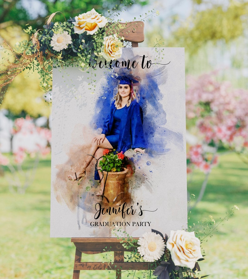 Pode incluir: Placa de boas-vindas &agrave; festa de gradua&ccedil;&atilde;o de Jennifer com um fundo de aquarela que apresenta uma graduanda com um chap&eacute;u e uma beca azuis sentada em um vaso de flores.
