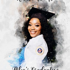 Pode incluir: Uma ilustra&ccedil;&atilde;o em aquarela de uma mulher usando um chap&eacute;u e uma beca de formatura. A mulher est&aacute; sorrindo e tem cabelo escuro. O fundo &eacute; um lavado de aquarela azul claro e cinza. O texto "Welcome To Riley's Graduation" est&aacute; escrito abaixo da mulher.