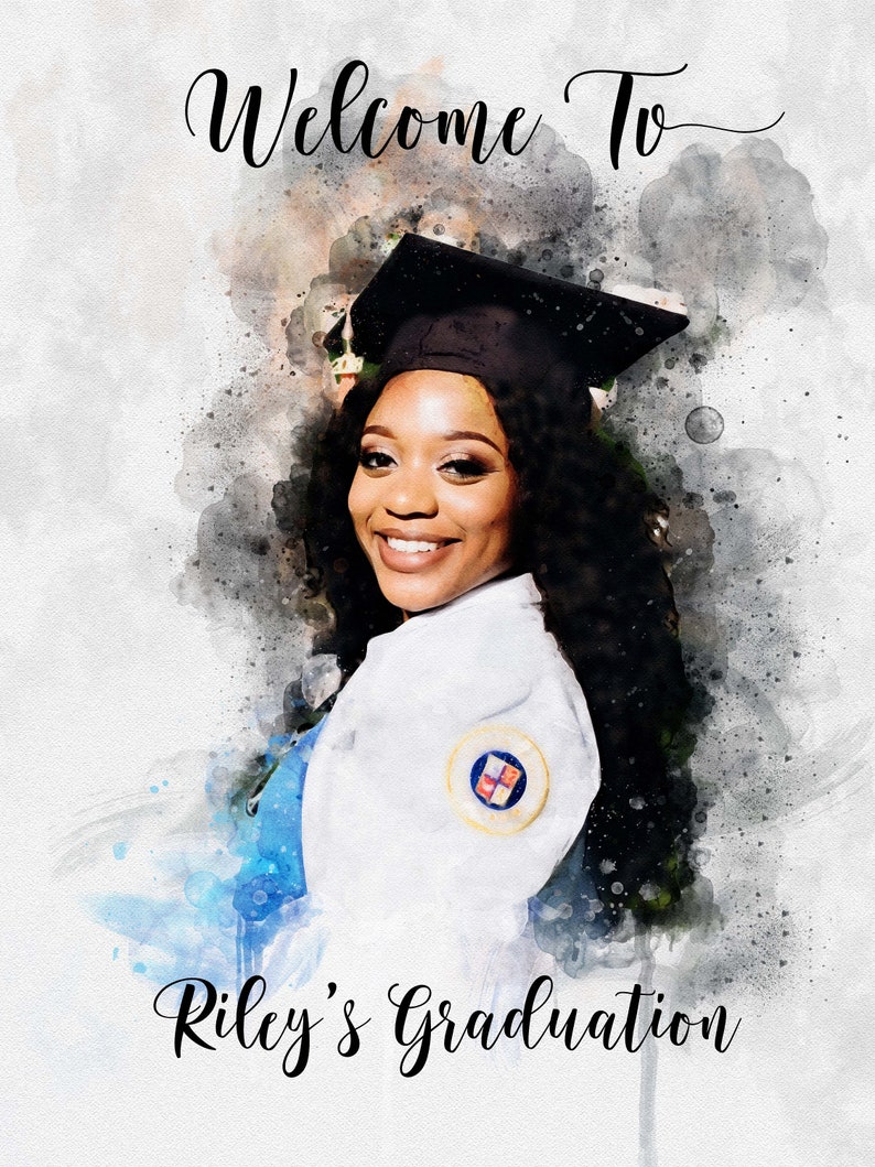 Pode incluir: Uma ilustra&ccedil;&atilde;o em aquarela de uma mulher usando um chap&eacute;u e uma beca de formatura. A mulher est&aacute; sorrindo e tem cabelo escuro. O fundo &eacute; um lavado de aquarela azul claro e cinza. O texto "Welcome To Riley's Graduation" est&aacute; escrito abaixo da mulher.