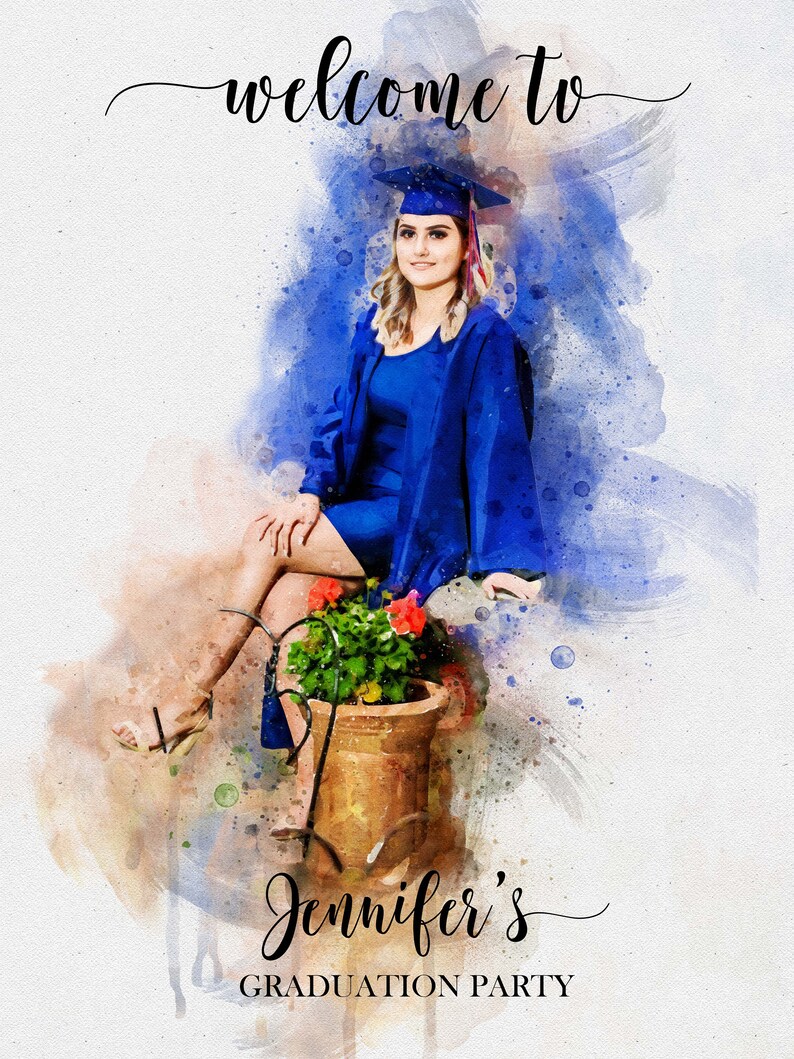 Pode incluir: Uma ilustra&ccedil;&atilde;o em aquarela de uma mulher vestindo uma beca e um chap&eacute;u de formatura azuis. O texto "Bem-vindo &agrave; festa de formatura de Jennifer" est&aacute; escrito abaixo da imagem.