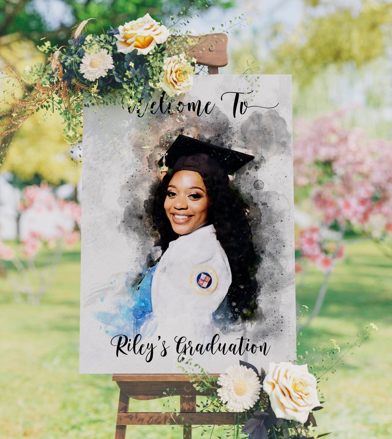Pode incluir: Uma placa de boas-vindas em estilo aquarela para uma festa de formatura. A placa apresenta uma foto de um graduado usando um chap&eacute;u e uma beca, com o texto "Bem-vindo &agrave; formatura de Riley" na parte inferior.