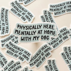 Physiquement ici, mentalement à la maison avec mon chien Sticker | Sticker chien tendance drôle Sticker maman chien Sticker amoureux des chiens Sticker chien adoptif sauvetage