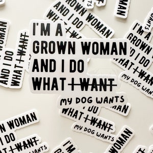 Sono un adesivo per cani donna cresciuta / Faccio quello che vuole il mio cane / Adesivo per cani divertente e alla moda Adesivo per mamma cane Adesivo per amante dei cani Adesivo per cane adottivo di salvataggio