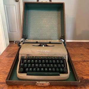 Remington Travel Riter Typewriter with Case