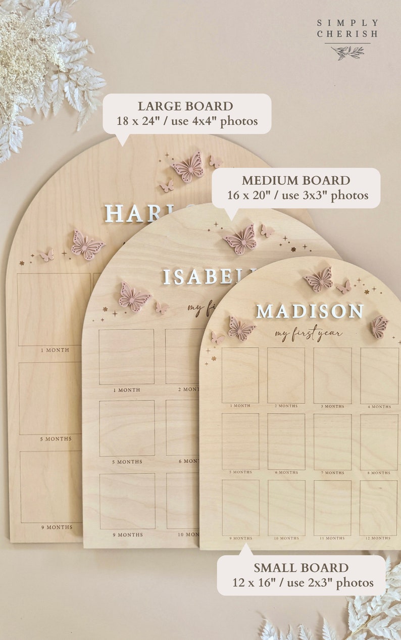Puede incluir: Tres tableros de fotos de madera con tem&aacute;tica de mariposas. Los tableros son de diferentes tama&ntilde;os: 46 x 61 cm, 41 x 51 cm y 30 x 41 cm. Cada tablero tiene espacio para 12 fotos y el texto "my first year" o "my first" est&aacute; escrito en el tablero. Los tableros est&aacute;n hechos de madera clara y tienen un acabado natural.