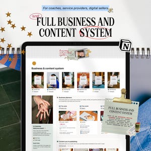 Op de afbeelding: Een digitale planner weergegeven op een tablet, met de tekst "FULL BUSINESS AND CONTENT SYSTEM". De planner bevat secties voor bedrijfsplanning, content en financiën. Een notitieblok met dezelfde titel en een ticket zijn ook zichtbaar.