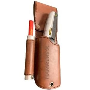 Op de afbeelding: Bruin leren holster met een zilveren utility mes en een rood en zilveren utility gereedschap. Het holster heeft het woord "HAMMERREX" erop gegraveerd.
