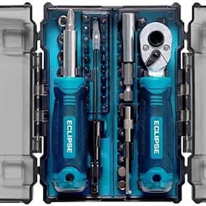 Könnte beinhalten: Geöffnete, transparente Werkzeugkiste mit türkisfarbenem Innenraum. Enthält verschiedene Werkzeuge, darunter Schraubendreher und eine Ratsche. Die Werkzeuggriffe sind türkis und dunkelblau, mit dem Markennamen "ECLIPSE".