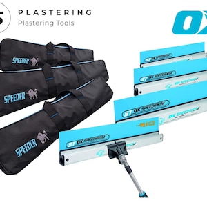 Puede incluir: Un conjunto de cuatro herramientas de enlucido azules y plateadas con el texto "ST OX SPEEDSKIM" en cada herramienta. Las herramientas están en estuches de transporte negros con el texto "SPEEDER" en cada estuche. Las herramientas están etiquetadas con la marca "OX".