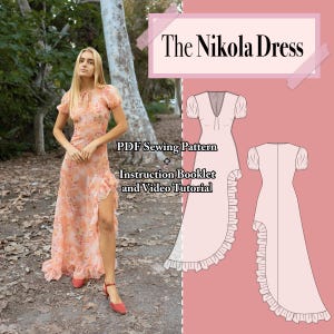 Pode incluir: Uma mulher vestindo um vestido floral pêssego com fenda alta e babados. Ela usa saltos vermelhos. A imagem inclui um padrão de vestido e o texto "The Nikola Dress" e "PDF Sewing Pattern + Instruction Booklet and Video Tutorial".