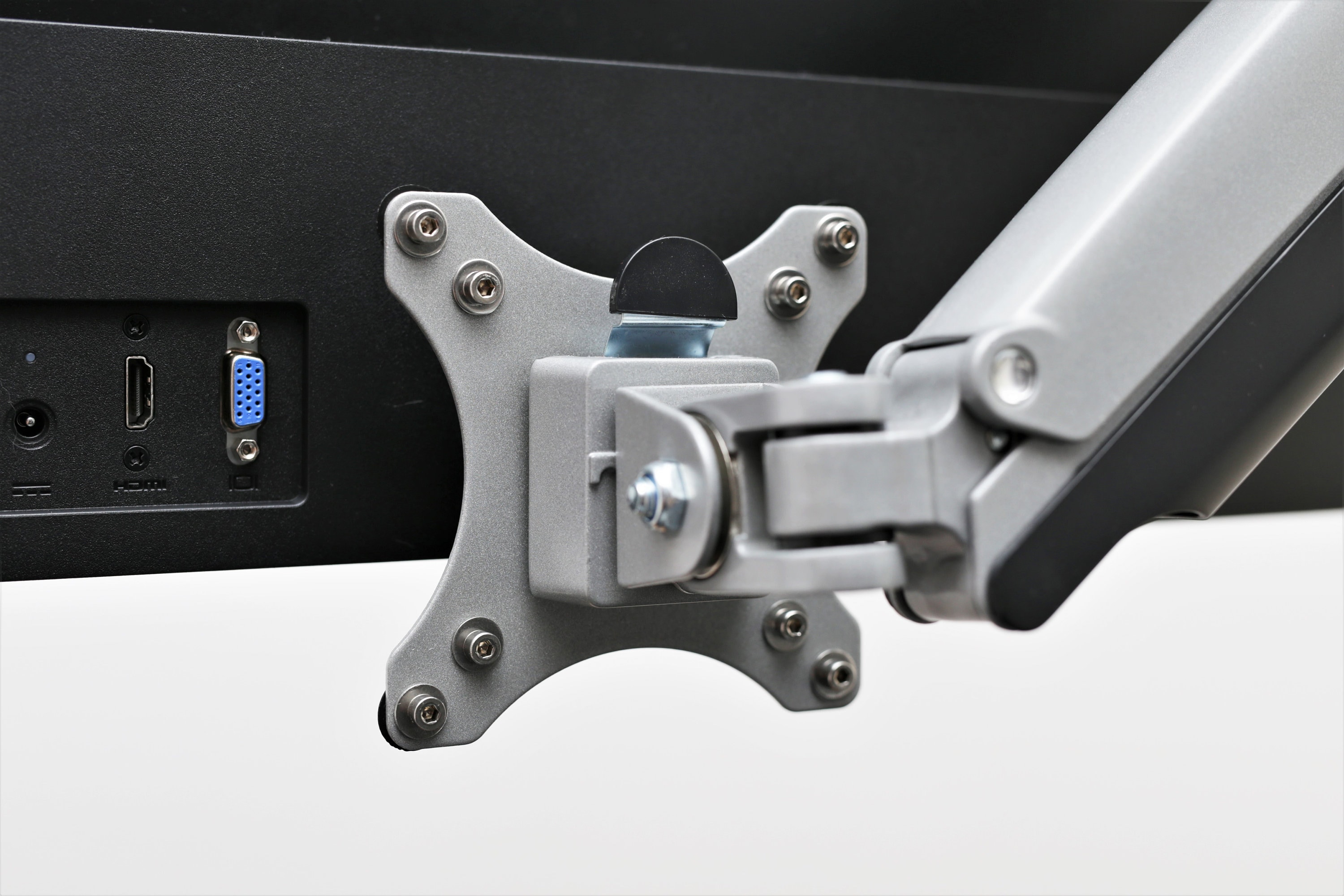 CREAT3D 製 HP 22 M、24 M、27 M モニター用 VESA アダプター