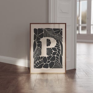 Arte de pared imprimible con la letra P, impresión artística con la inicial del nombre, arte de pared para la sala de estar, póster con monograma botánico en beige y negro / 0756