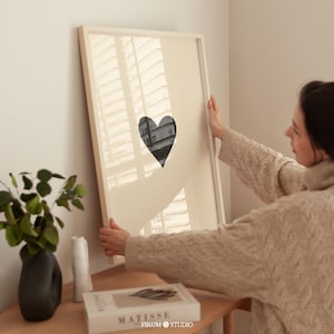 Minimalistyczne serce w beżach i czerni do pobrania, nowoczesny wystrój pokoju, beżowa grafika do druku, neutralna sztuka ścienna, minimalistyczny plakat | 1387