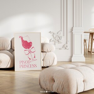 Downloadbare barwagendecor pinotprinses, rode wijnliefhebber muurkunst, coquette esthetische dinertafelkunst, wijnbarposter | 0624