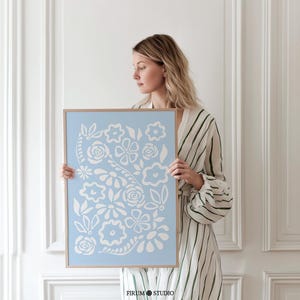 スカイブルーの抽象的な花柄のプリント可能な壁アート、落ち着いたライトブルーの花柄のアートプリント、かわいい折衷的なアパートの装飾、流行の春の装飾 | 1008