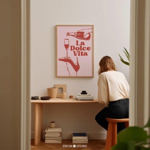 Póster de arte descargable La Dolce Vita, póster con cita italiana en rosa y rojo, decoración de carrito de bar, arte de pared para fiestas, decoración divertida de pared para esquina de bar / 0656