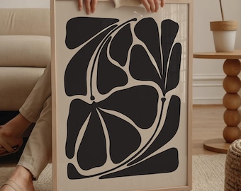 Può includere: Una stampa artistica da parete rettangolare incorniciata con un audace motivo floreale astratto nero su sfondo beige chiaro. Il design è composto da grandi forme organiche simili a petali con linee curve. Il testo FIRUM STUDIO è stampato in basso.