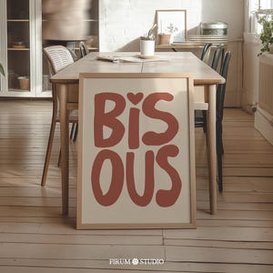 Arte mural imprimible con tipografía francesa Bisous, un bonito póster rojo escrito a mano para decorar un apartamento moderno o un dormitorio ecléctico (1880)