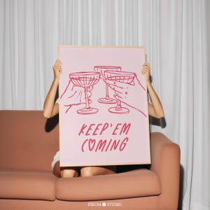 Keep'em Coming do pobrania Pink Art, Bar Cart Wall Decor, Preppy Aesthetic Wall Art, Happy Hour Art Print, Trendy Alcohol Poster | 0699